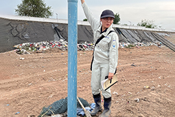環境政策課：国際環境協力事業として行った廃棄物最終処分場の維持・管理指導の様子（タイ・シーキウ市）